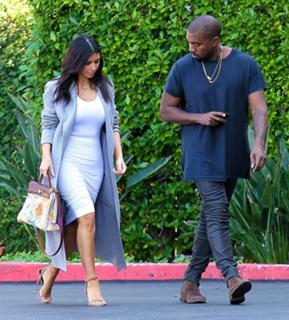 Kim Kardashian feet photo thumbnail