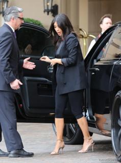 Kim Kardashian feet photo thumbnail