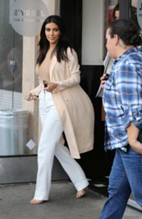 Kim Kardashian feet photo thumbnail