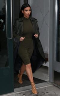 Kim Kardashian feet photo thumbnail