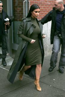 Kim Kardashian feet photo thumbnail