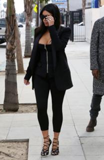 Kim Kardashian feet photo thumbnail