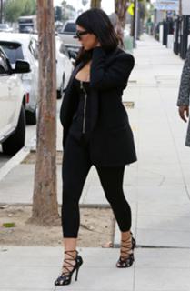 Kim Kardashian feet photo thumbnail