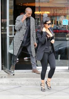 Kim Kardashian feet photo thumbnail