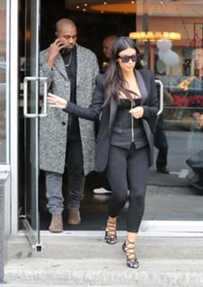 Kim Kardashian feet photo thumbnail