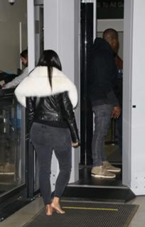 Kim Kardashian feet photo thumbnail