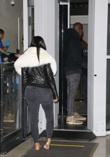 Kim Kardashian feet photo thumbnail