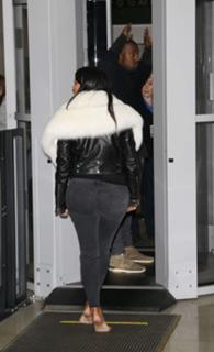 Kim Kardashian feet photo thumbnail