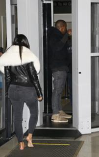 Kim Kardashian feet photo thumbnail