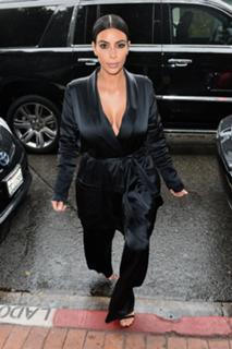 Kim Kardashian feet photo thumbnail