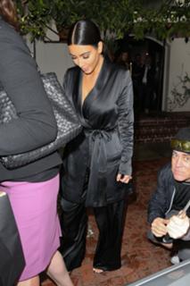 Kim Kardashian feet photo thumbnail