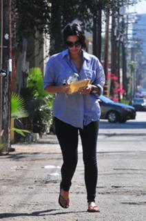 Kim Kardashian feet photo thumbnail