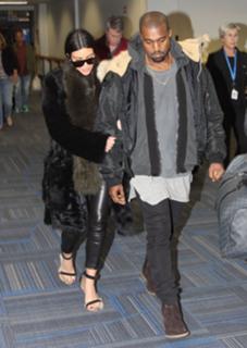 Kim Kardashian feet photo thumbnail