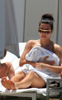 Kim Kardashian feet photo thumbnail