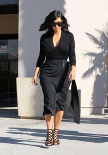 Kim Kardashian feet photo thumbnail