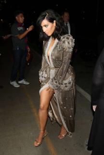 Kim Kardashian feet photo thumbnail