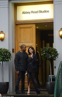 Kim Kardashian feet photo thumbnail