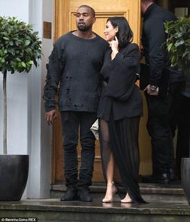 Kim Kardashian feet photo thumbnail