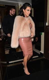 Kim Kardashian feet photo thumbnail