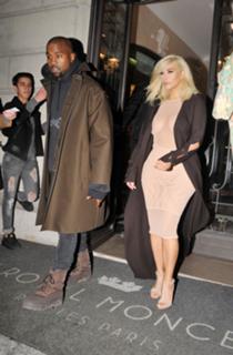 Kim Kardashian feet photo thumbnail