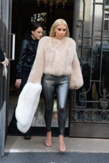Kim Kardashian feet photo thumbnail