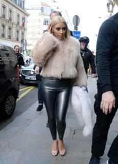 Kim Kardashian feet photo thumbnail