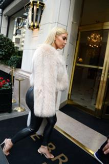 Kim Kardashian feet photo thumbnail