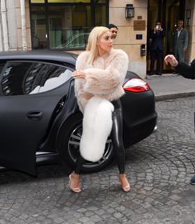 Kim Kardashian feet photo thumbnail