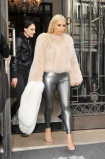 Kim Kardashian feet photo thumbnail