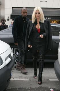 Kim Kardashian feet photo thumbnail