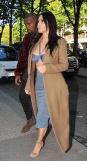 Kim Kardashian feet photo thumbnail