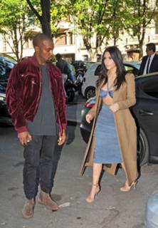 Kim Kardashian feet photo thumbnail