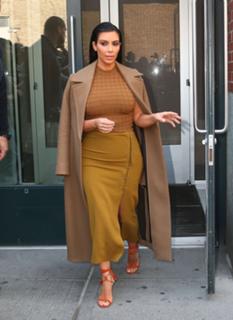 Kim Kardashian feet photo thumbnail
