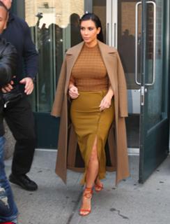 Kim Kardashian feet photo thumbnail