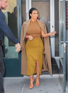 Kim Kardashian feet photo thumbnail