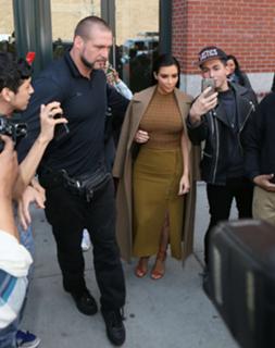 Kim Kardashian feet photo thumbnail