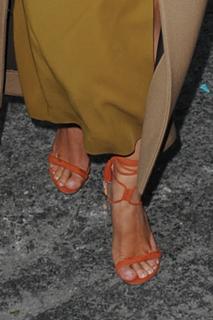 Kim Kardashian feet photo thumbnail