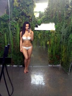 Kim Kardashian feet photo thumbnail