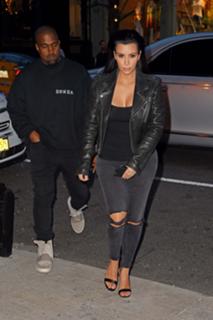 Kim Kardashian feet photo thumbnail