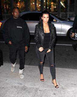 Kim Kardashian feet photo thumbnail