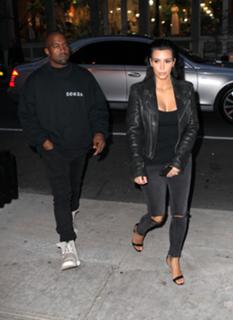 Kim Kardashian feet photo thumbnail