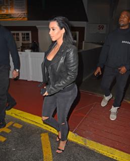 Kim Kardashian feet photo thumbnail