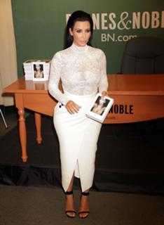 Kim Kardashian feet photo thumbnail