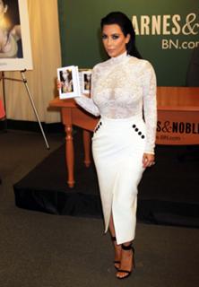 Kim Kardashian feet photo thumbnail