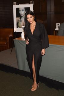 Kim Kardashian feet photo thumbnail