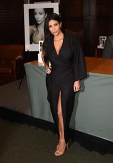 Kim Kardashian feet photo thumbnail