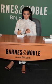 Kim Kardashian feet photo thumbnail