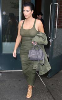Kim Kardashian feet photo thumbnail