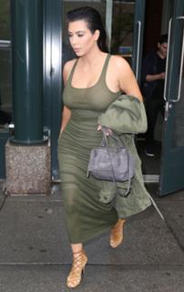 Kim Kardashian feet photo thumbnail