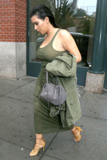Kim Kardashian feet photo thumbnail